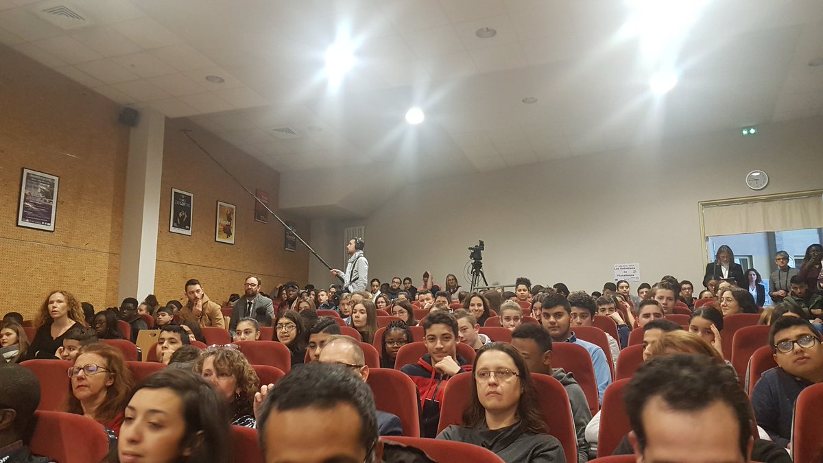nicochung's tweet photo. J'interviens ce matin à "La preuve par Dreux" pour @Les_EE. Rencontrer les jeunes pour faire tomber les barrières d'accès à l'excellence. Amphi comble au lycée #rotrou.
Avec @GerardHAMEL28 @prefet28 @MazarinePingeot @medhi @jeanmicheldjian https://t.co/5FgQk5a1pW