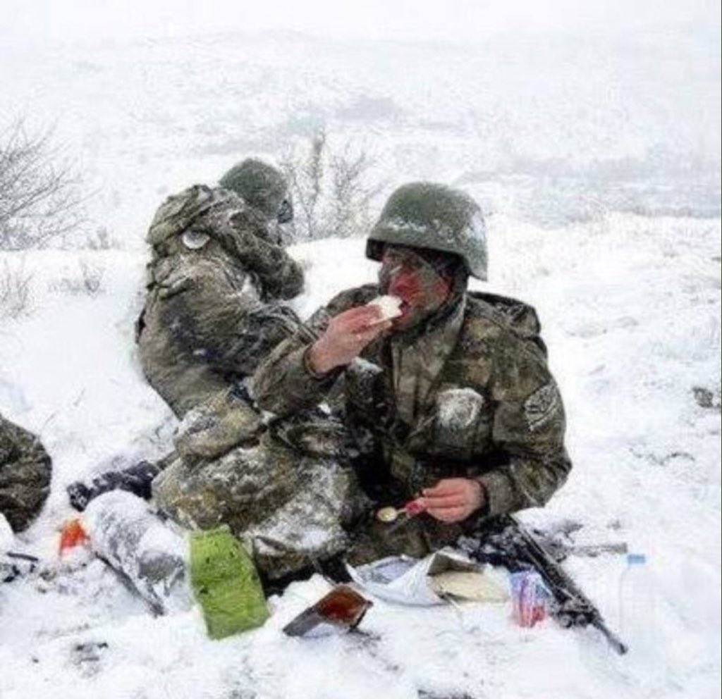 Biz,kısık sesleriz. minareleri,
Sen,ezansız bırakma Allahım!
Ya çağır şurda bal yapanlarını,
Ya kovansız bırakma Allahım!
Müslümanlıkla yoğrulan yurdu,
Müslümansız bırakma Allahım!
Bize güç ver...cihad meydanını,
Pehlivansız bırakma Allahım!

 #UzmCvslarMunbice