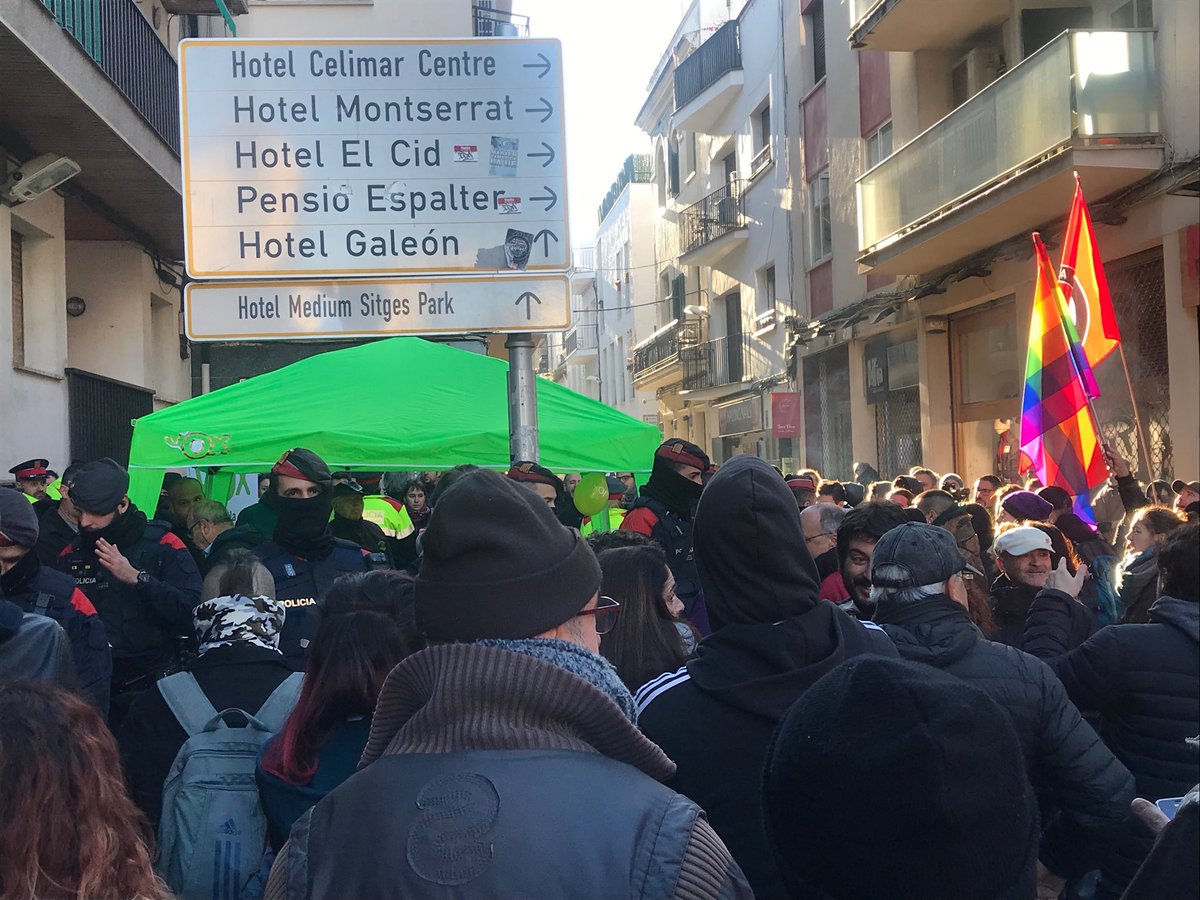 IrvineWelsh's tweet photo. Walked into a demo where three fascists in a green tent, who seemed to be morbidly obese jakeballs, are being totally upstaged by the swaggering Nazi camp of the masked police officers protecting them. #Catalonia https://t.co/VfNW9VIlmU