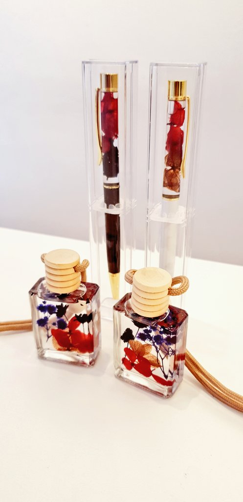 수사해당(<a href="/chuisihaitang_/">수사해당垂絲海棠</a>)에서 원데이 클래스를 받고왔습니다! 정말 친절하셨구 재미있었습니다 :) 유리액자와 하바리움에 일러스트를 넣어보는건 처음이라 많이 설레네요!💃👯‍♀️❤