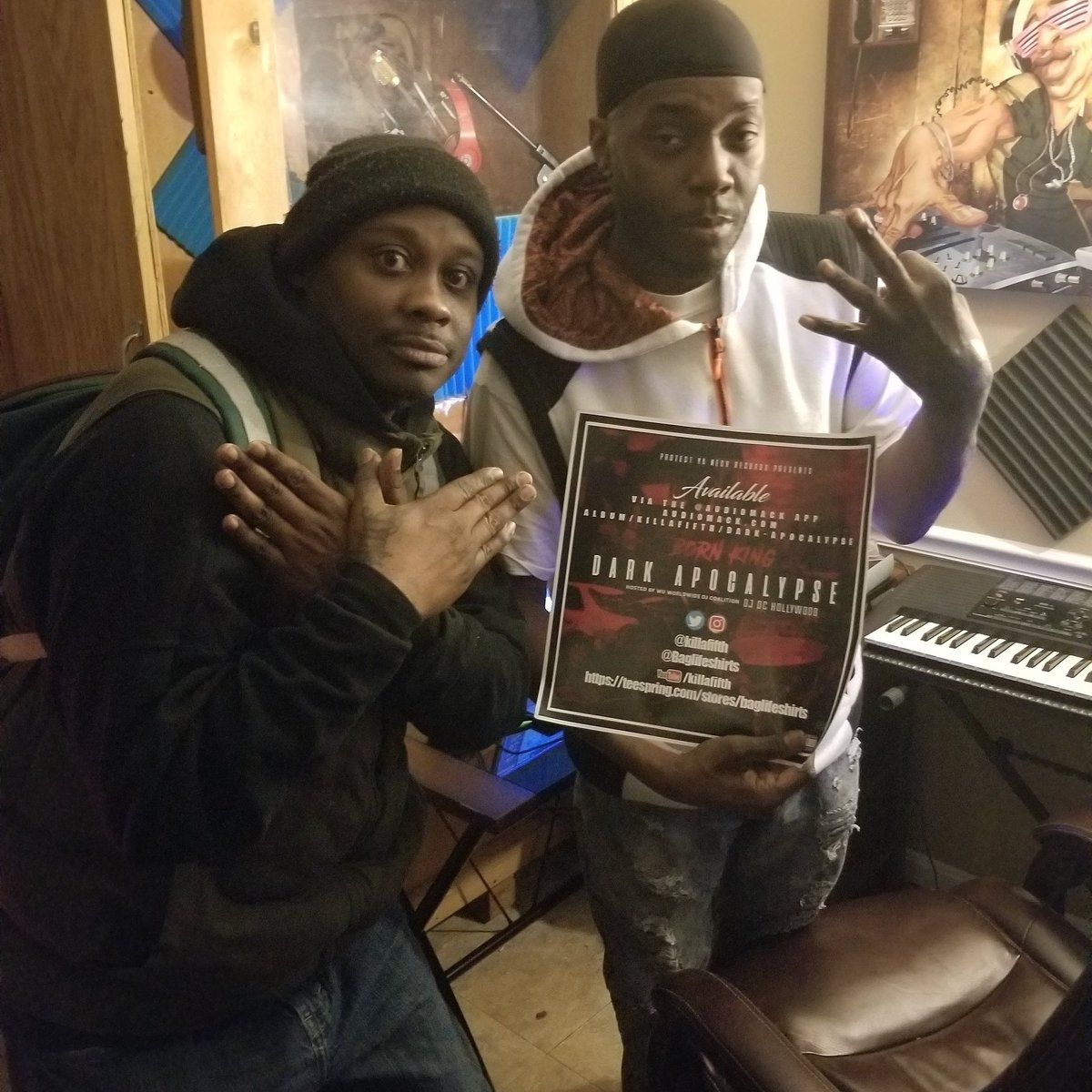 Baglifeshirts's tweet photo. In the studio with DJ DC HOLLYWOOD ⚔🙌💰 WE GOT MORE SHIT COMING #FACTS #WUTANGMANAGMENT  #INDIEBOOM #BMG #BAGLIFE #BAGLIFEDYNASTY #PROTECTYANECKRECORDS #YACUZA 🗡 https://t.co/WFr5BO3jV9