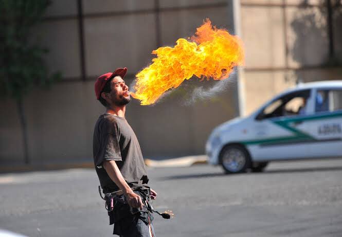 IsraelOF0's tweet photo. Ahora los traga fuegos 🔥 avientan burbujitas 
#Eldesabastoestacañon https://t.co/RprE1rRcLE