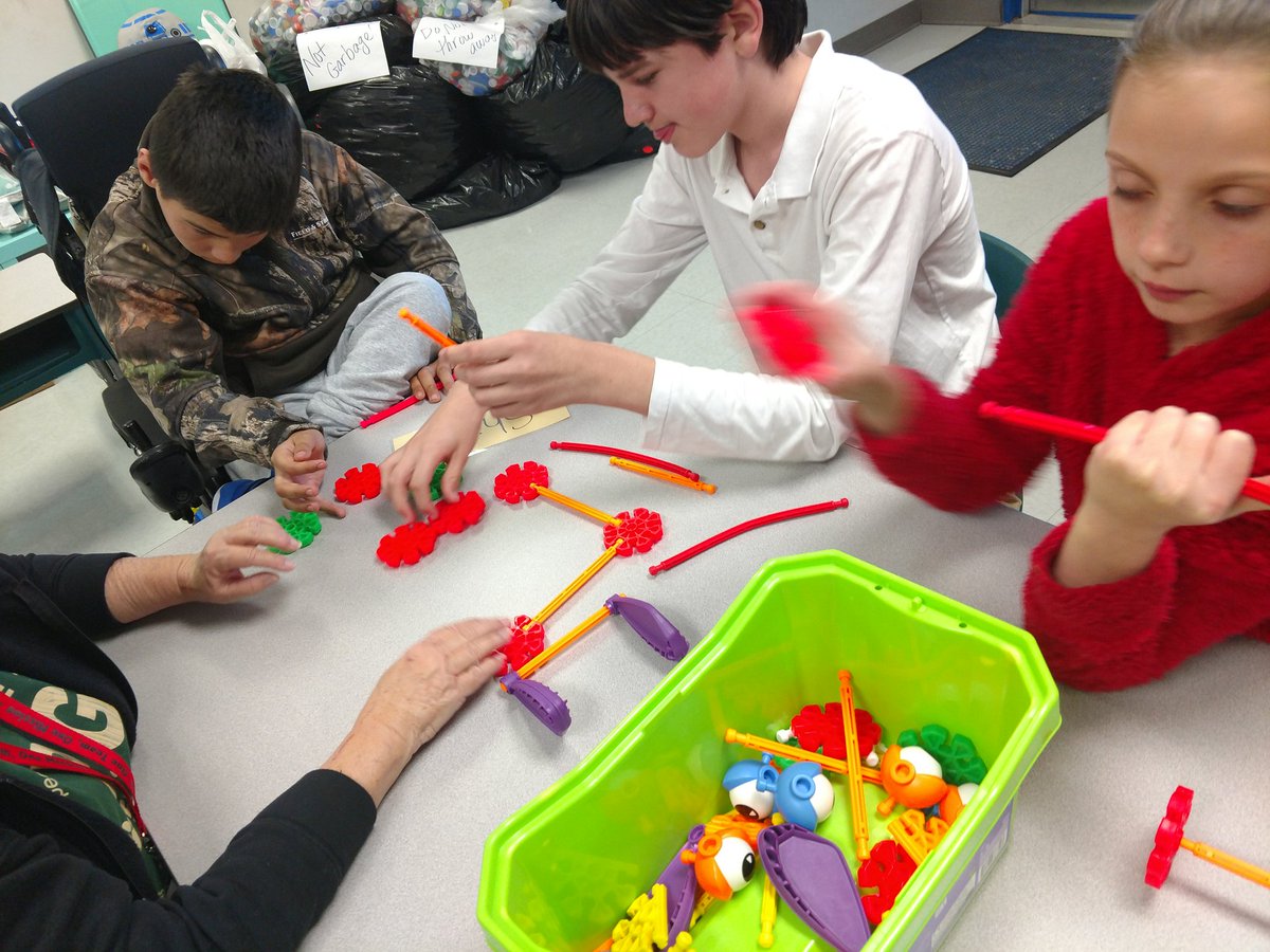 MsKinghasClass's tweet image. Back at it! Team work makes the...piece work?! 

#stream #building #drawitout #StarWarsClassroom #knex #pinegrovepride #teamwork #collaboration #letsteachgrit