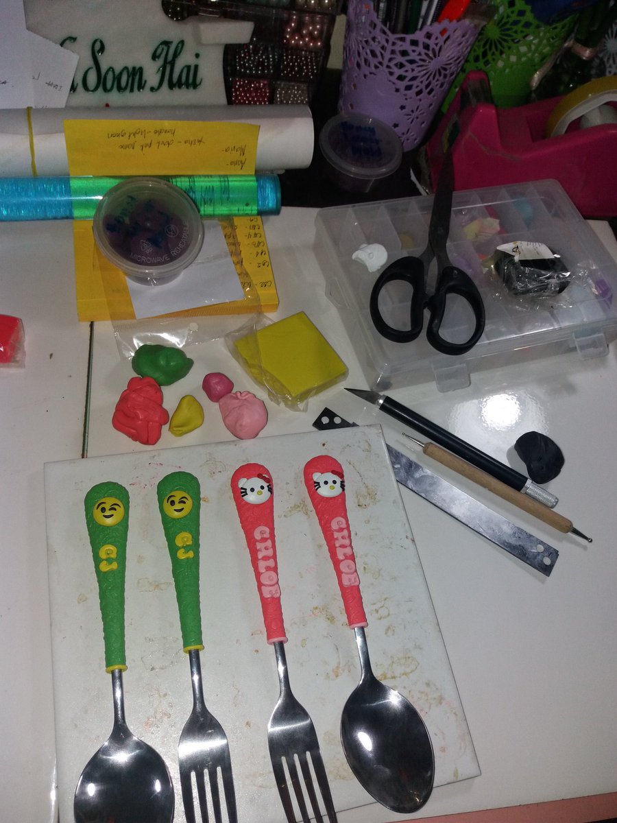 DonnaYu11's tweet photo. Ung subrang gulo sa both side ng mesa ko hahahahaha buhay crafter.🤣🤣🤣 #MADETOORDER #POLYMERCLAY #SPOONANDFORK
#MOREDESIGN. 😊 https://t.co/u9T6uZbnTa