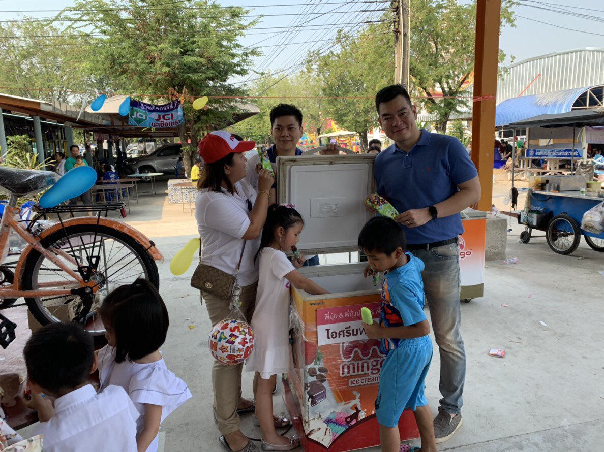 WPincharoen's tweet photo. ภาพบรรยากาศร่วมกิจกรรมวันเด็กกับลูกสาวสองคนครับ เด็กๆสนุกกันใหญ่😊 https://t.co/nzSPNCt7K1