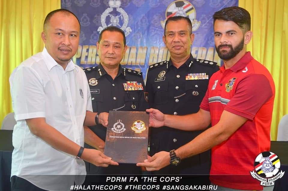 AtokSukan's tweet photo. Senarai 4 pemain import pasukan PDRM FA untuk musim 2019.

1. Lee Chang-hoon 🇰🇷 - Forward/Winger
2. Andrezinho 🇧🇷 - Midfielder 
3. Benjamin Rexhoviq 🇲🇪 - Midfielder 
4. Argzim Redžović 🇲🇪 - Defender 

Photo: PDRM FA 'THE COPS'

@pdrmfansclub https://t.co/Ypfssbu4BF
