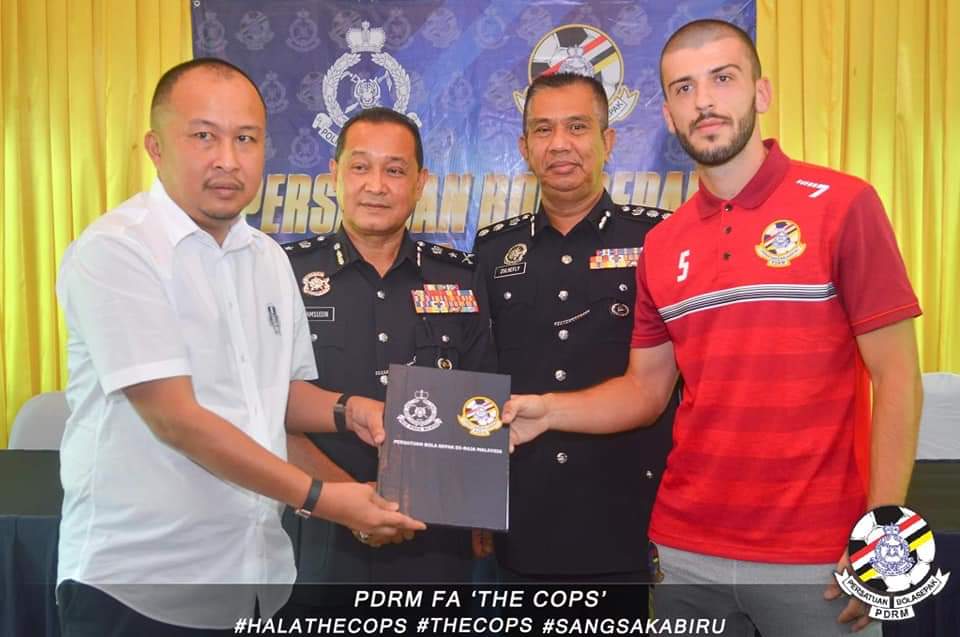 AtokSukan's tweet photo. Senarai 4 pemain import pasukan PDRM FA untuk musim 2019.

1. Lee Chang-hoon 🇰🇷 - Forward/Winger
2. Andrezinho 🇧🇷 - Midfielder 
3. Benjamin Rexhoviq 🇲🇪 - Midfielder 
4. Argzim Redžović 🇲🇪 - Defender 

Photo: PDRM FA 'THE COPS'

@pdrmfansclub https://t.co/Ypfssbu4BF