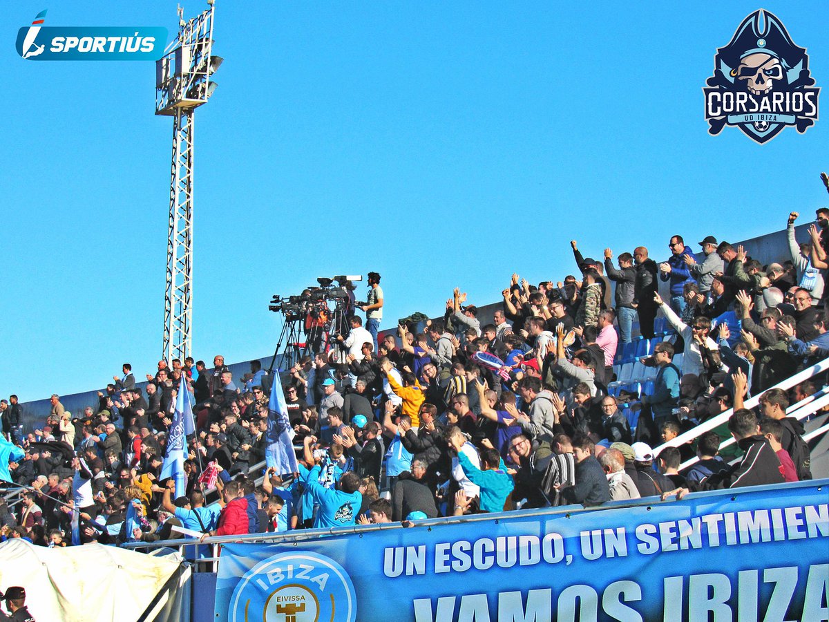 CorsariosIbiza's tweet photo. @diarioas @realracingclub @CD_Castellon @UnionistasCF Somos pocos, llevamos poco tiempo, el club es joven en una isla en la que nunca ha habido cultura de asistir al fútbol por no haber un club profesional, pero ya tenemos un proyecto fuerte y real y la afición empieza a creer. La importancia está en la calidad, no en la cantidad. https://t.co/3lxNnljrbU