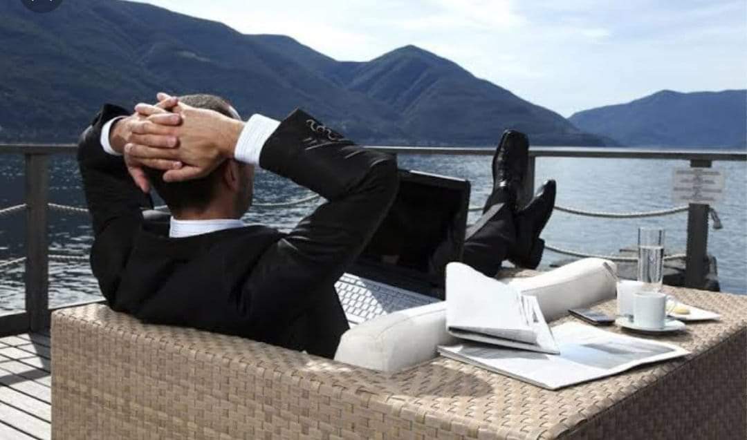 Заёмщики дойче банк. Книга клуб банкиров. Богатые и успешные. Богатый человек. Мальчик с деньгами.