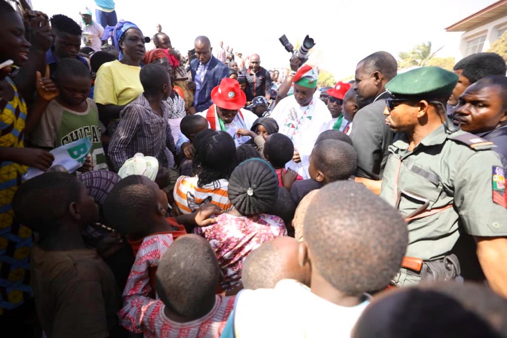 SpokesManAtiku's tweet photo. .@atiku stops over at Bukuru IDP camp in Jos on his way to the #PDPPlateauRally. Donates N10m to support the IDPs fulfill their desire to return to their farms and rebuild their lives. Emotional moment. Nigerians truly deserve a better Nigeria - a Nigeria that works. https://t.co/a288dSSJxk