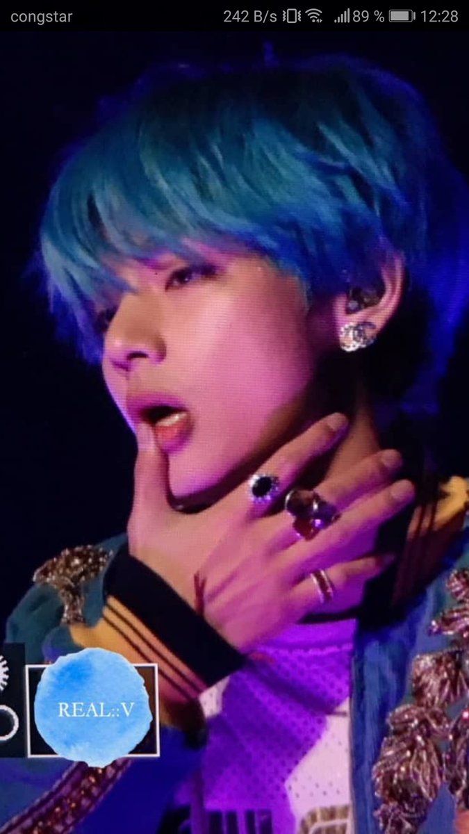 sandra94_ARMY's tweet photo. Taehyung you want to kill us? 🤷♀️ How can blue hair look this hot on somebody? 🙈😍 #Taehyung #bluetae #BTSinNagoya #사랑해 #ipurpleyou 💜💜💜💜@BTS_twt https://t.co/mqLoFQORmk
