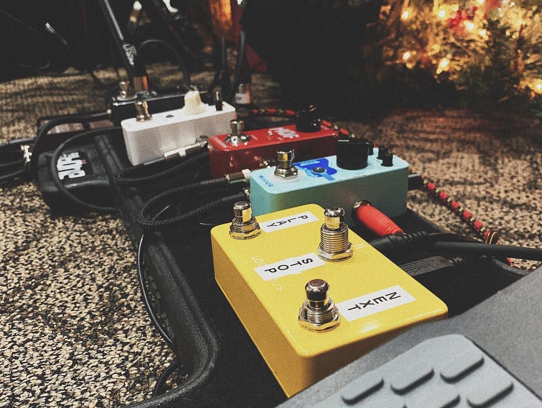 LoopCommunity's tweet photo. Awesome loop rig from @naterobertsii! He’s using the Looptimus mini to control his tracks hands-free. Get your Looptimus mini on https://t.co/PvmyldYyTN! #looprig #Loop #worshipleader #pedalboard https://t.co/1lo0DKXzr0