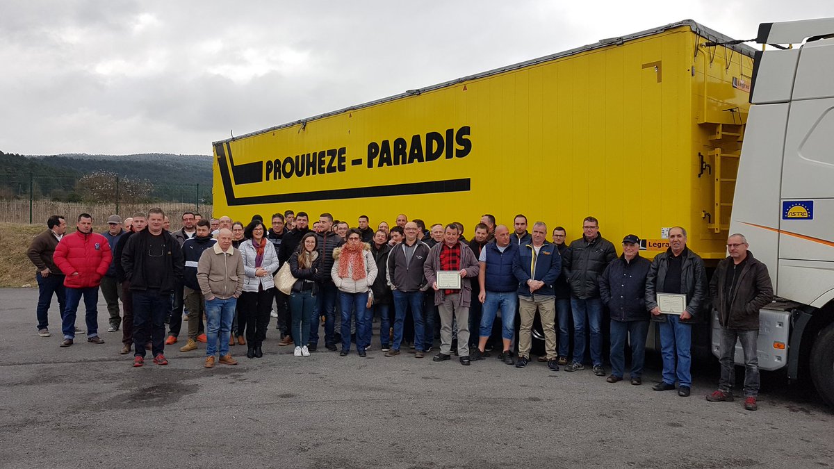 ProuhezeParadis's tweet photo. @ProuhezeParadis heureuse de remettre la médaille du travail à Amar et Jean Louis après plus de 40 ans de travail en commun. Grand merci à eux et à toute l équipe. https://t.co/lFutKlRFT2