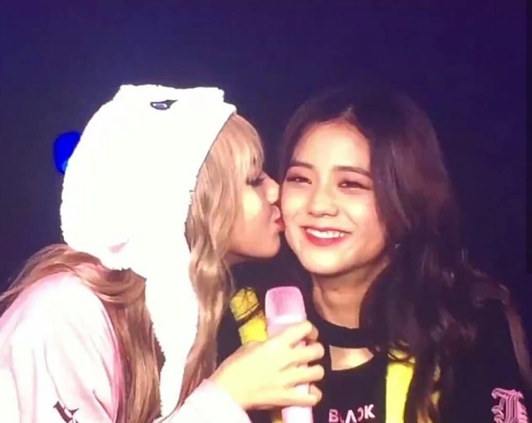 Valarie74126197's tweet photo. ชิปไม่ไหวเเล้ววว💓😳
#LISA #JISOO
#BLACKPINK
#BLACKPINKinTHAIarea_Day2 https://t.co/SsYP0wyRx5