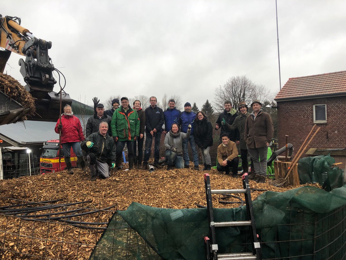 LarsBoelen's tweet photo. Bij Roosevelt Biomassa in Voerendaal wordt een zogenaamde #biomeiler gebouwd: mooi teamwerk en een mooie manier om van echt houtafval waardevolle compost te maken EN heel veel warmte te winnen

@IrmaCorten https://t.co/C2UwoOttAn