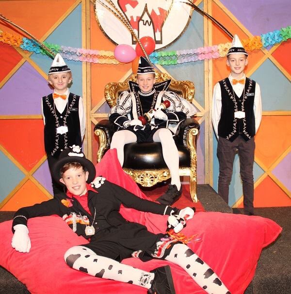 Jeugdprins Ties d’n Urste (Ties de Bie) is met zijn Adjudanten Tijs &amp; Jesse en Hofnar Lars onthuld tijdens de Jeugdhofzitting. Gefeliciteerd toppers!