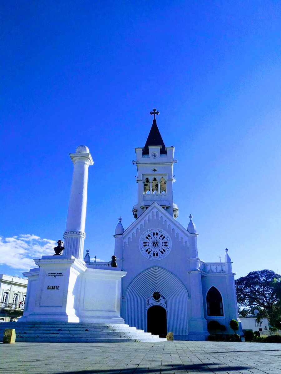 SrCineRD's tweet photo. Catedral San Pedro Apóstol primera parada del #SenderosdeFeRD2019 @Milka_Hdez @MTurismoRD #TurismoReligioso foto @MedioRosaRD https://t.co/VTmlL8N9BD
