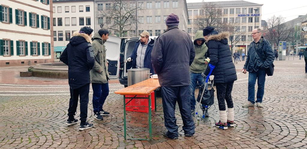 ShazebAn's tweet photo. Die @AhmadiyyaJugend aus der @MKA_RSH (Darmstadt/Dieburg) organisierte am heutigen Samstag eine Obdachlosenspeisung am Darmstädter #Luisenplatz  #ahmadiyya #islam #darmstadt #liebefürallehassfürkeinen https://t.co/QW7xr1ssWy