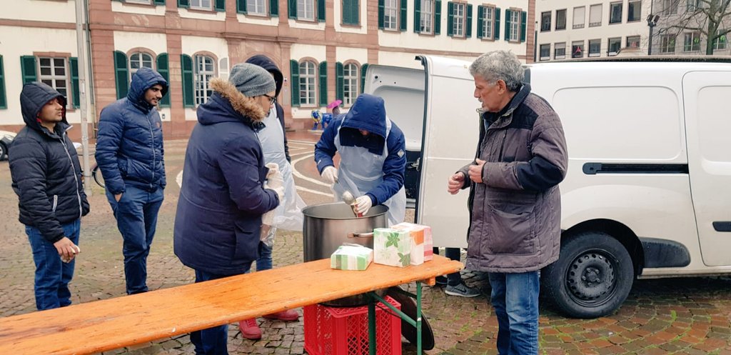ShazebAn's tweet photo. Die @AhmadiyyaJugend aus der @MKA_RSH (Darmstadt/Dieburg) organisierte am heutigen Samstag eine Obdachlosenspeisung am Darmstädter #Luisenplatz  #ahmadiyya #islam #darmstadt #liebefürallehassfürkeinen https://t.co/QW7xr1ssWy