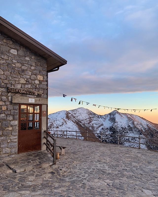 saradelu's tweet photo. “Io non lo so dove vanno a finire le ore” dei venerdì più belli del mondo ✨
#whatitalyis #rifugilombardia #visitbergamo #igersbergamo #capanna2000 #inlombardia https://t.co/hRz7m1RaFg https://t.co/XzxFCYEfAr