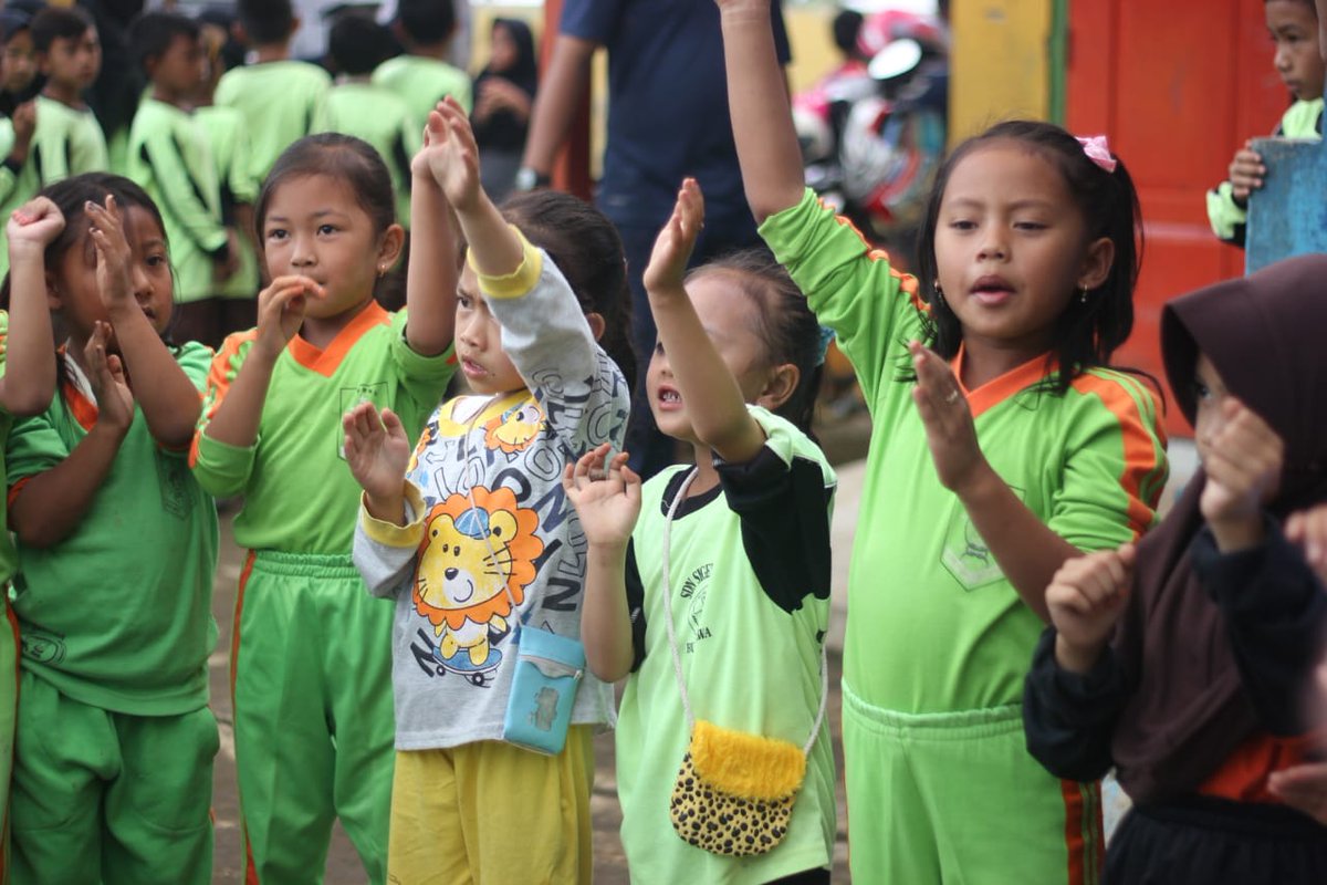 infotegal's tweet photo. Daripada ikut tawuran yang ngga jelas sampai masuk akun gosip nasional, mendingan menularkan ilmu untuk adik-adik agar ilmu kita lebih berguna. Seperti yang dilakukan oleh teman-teman Kelas Inspirasi Tegal 4 yg dilakukan mulai tadi pagi (12/1) di SDN Sigedong 01. 

#tegal #slawi https://t.co/TPPXgKqFEt