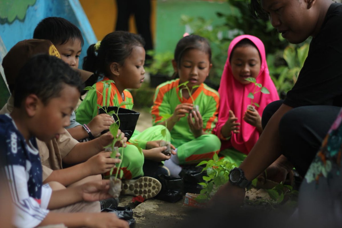infotegal's tweet photo. Daripada ikut tawuran yang ngga jelas sampai masuk akun gosip nasional, mendingan menularkan ilmu untuk adik-adik agar ilmu kita lebih berguna. Seperti yang dilakukan oleh teman-teman Kelas Inspirasi Tegal 4 yg dilakukan mulai tadi pagi (12/1) di SDN Sigedong 01. 

#tegal #slawi https://t.co/TPPXgKqFEt