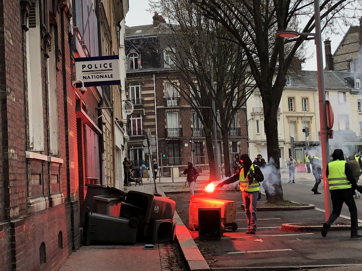 JB__Morel's tweet photo. #Acte9 des #GiletsJaunes à #Rouen
Des manifestants mettent le feu à des poubelles contre le commissariat de police du Boulevard de l’Yser. https://t.co/uo7MYG32TP
