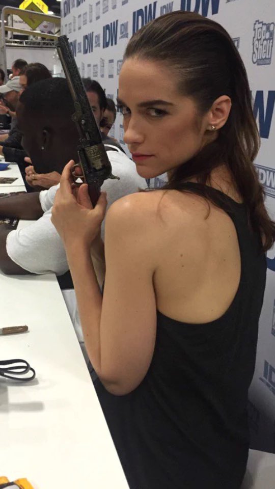 wynonna_smile's tweet photo. Happy #ScrofanoSaturday Earpers!!! 😁❤️ I love this Queen with all of my heart!!! 💕😍 Have an amazingly SMILEY day everyone! 😘💙💚💜 @MelanieScrofano 😊😆😄 https://t.co/4Onm81BJhn