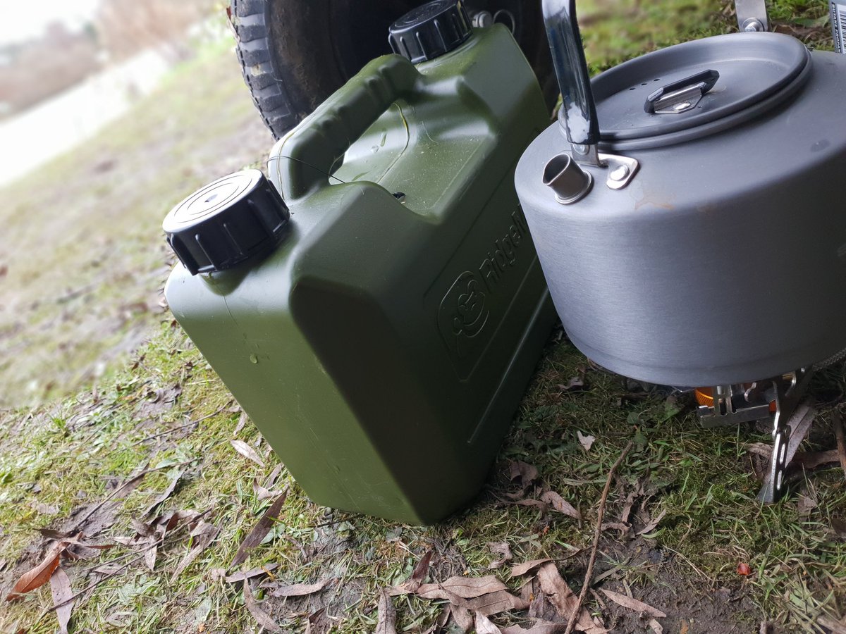 carpydan's tweet photo. Improvise. @RidgeMonkey
#windblock #carpy #ridgeblock https://t.co/2RYyBK6TQo