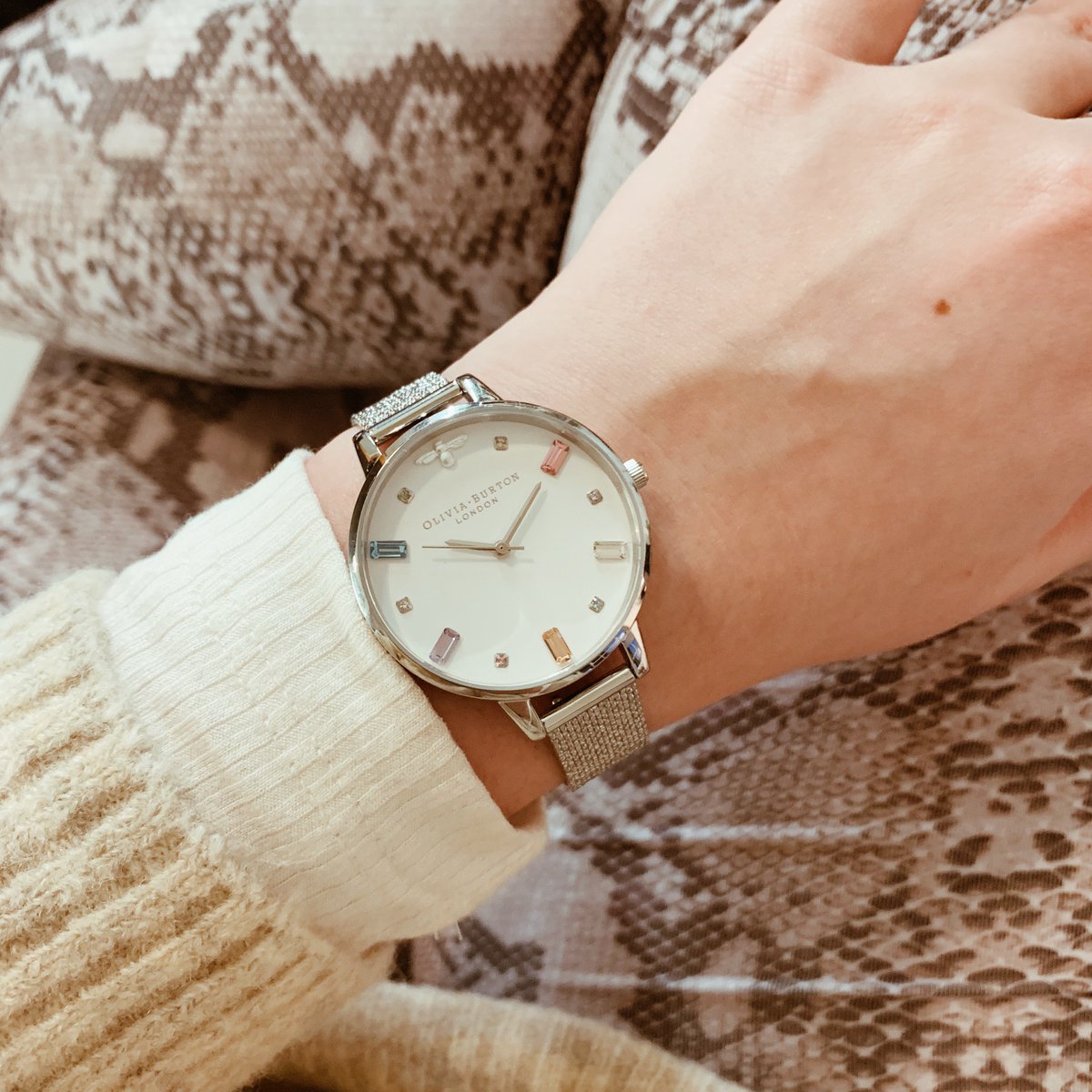 OliviaBurtonLDN's tweet photo. When it rains, look for rainbows 🌈✨💕 https://t.co/M6HDsWlb1D #RainbowBee #OliviaBurton https://t.co/WZWglDjxb6