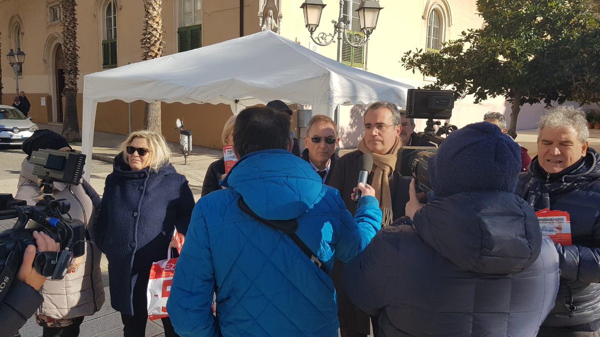 PdTaranto's tweet photo. In piazza con il @pdnetwork contro la manovra delle tasse e delle bugie. 
#promessemancate #cambiodirotta https://t.co/OtpaZ0bcp5