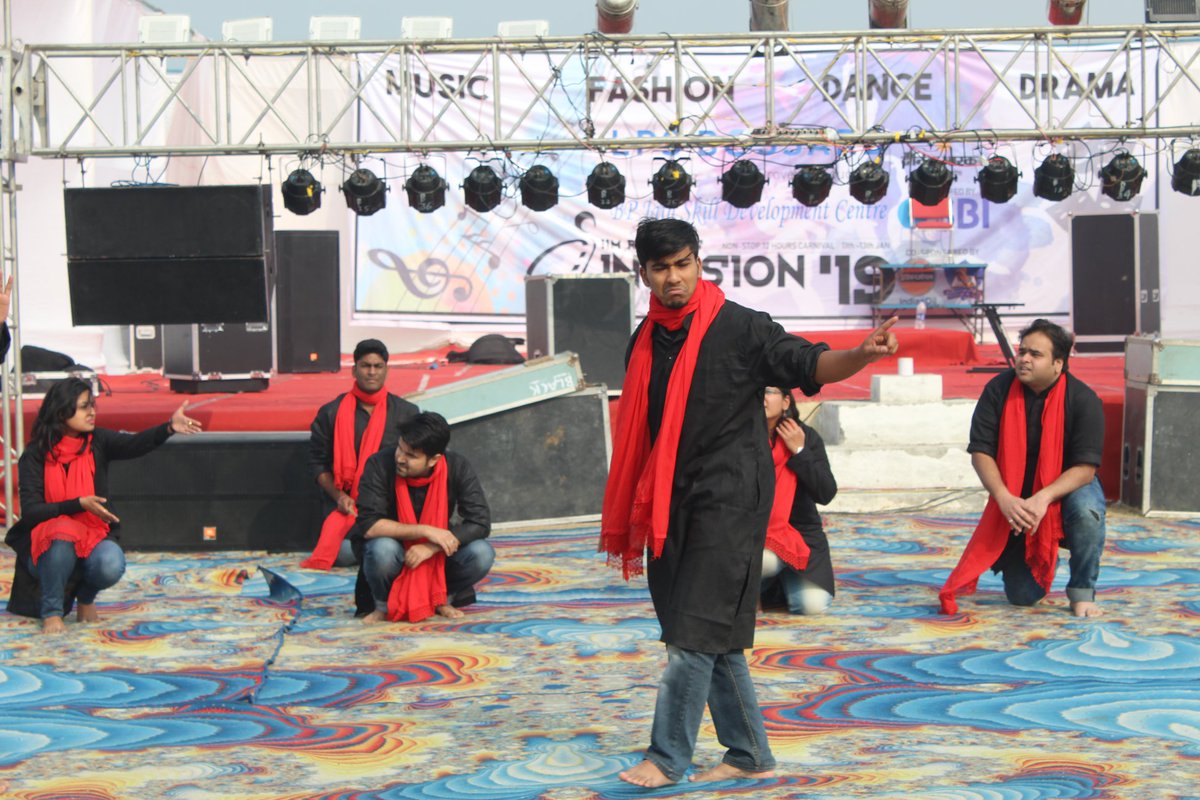 IIMR_Infusion's tweet photo. What makes acting so attractive is the sheer feeling of keeping all your  baggage aside and internalizing a completely different human being.  Glimpses from Raas, Nukkad Natak at #IIMR #Infusion! #IIMRohtak #Infusion19 #nukkkadnatak #IIMRInfusion #Acting #StreetPlay #CulturalFest https://t.co/xAoV8EhwKM