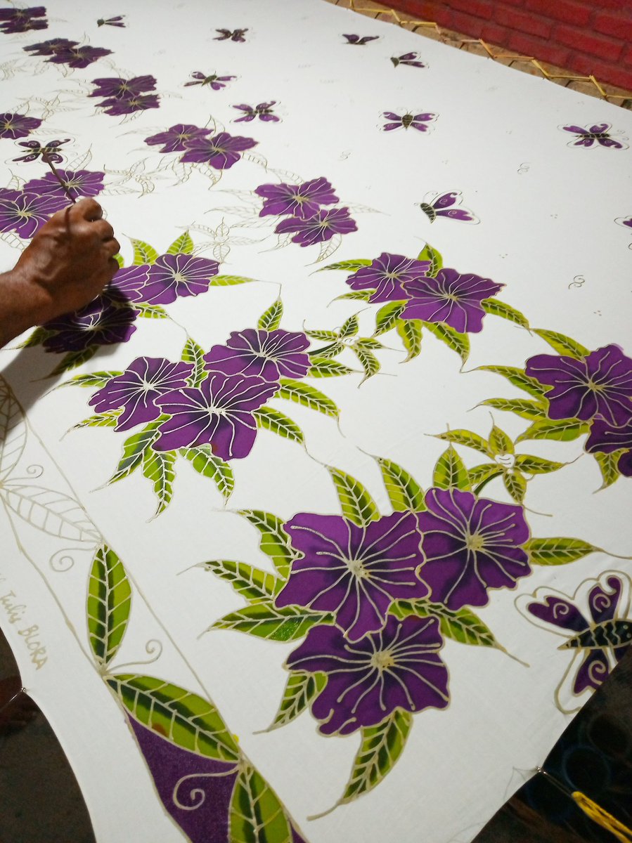 RasioKu's tweet photo. Batik tulis Blora "Nimas Barokah" motif Kembang Liman
Unyu unyu cantik,  diwarnai dasar merah manggis bagus gak ya?? 
#batik #blora #batikblora https://t.co/GciCyyUmCx
