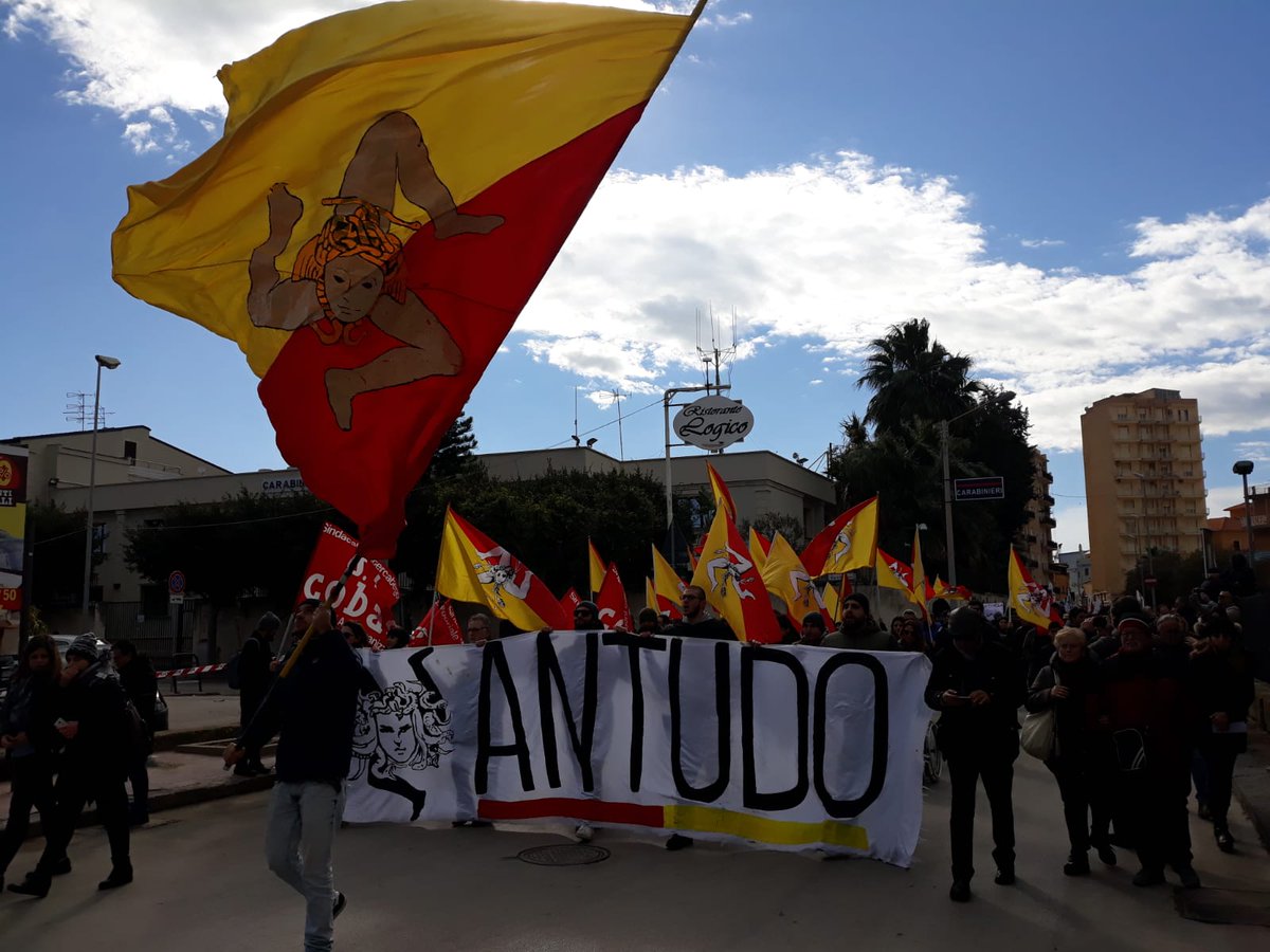 no_triv's tweet photo. Il corteo avanza! #umariunsispirtusa #12gennaio @MISE_GOV e @minambienteIT https://t.co/aPwP2hMBzH