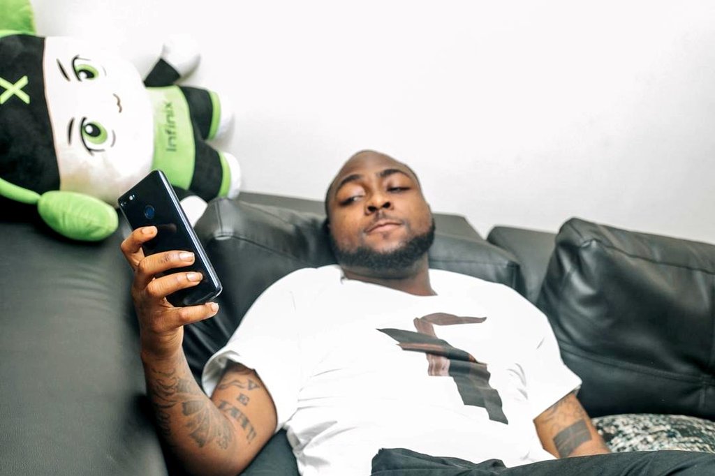 InfinixMobileTZ's tweet image. Kama @iam_Davido Ka chill tu na #infinixNOTE5 yake, wewe unafanya nini leo?