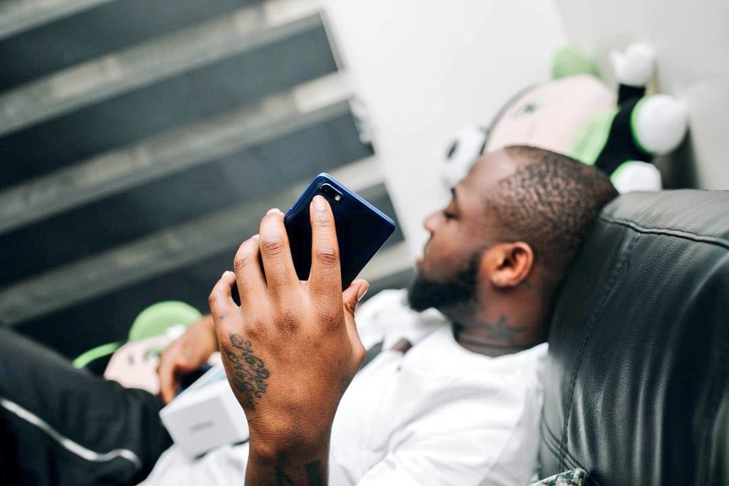 InfinixMobileTZ's tweet image. Kama @iam_Davido Ka chill tu na #infinixNOTE5 yake, wewe unafanya nini leo?