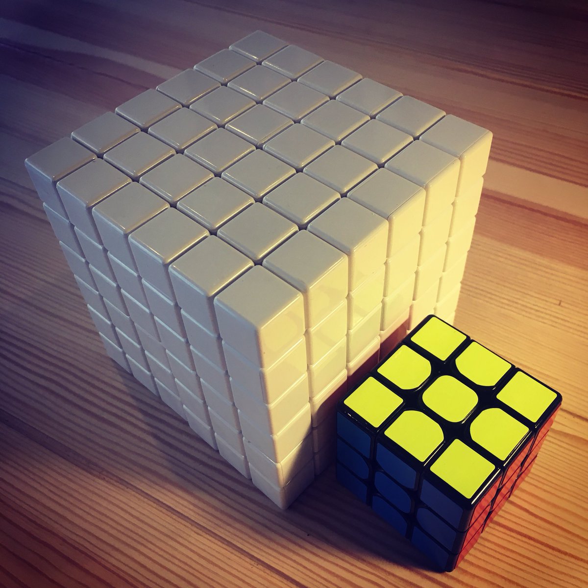 DoctorCubs's tweet photo. 🤪🤪🤪
#cube #rubikscube #puzzle #white https://t.co/cS38wecHFj