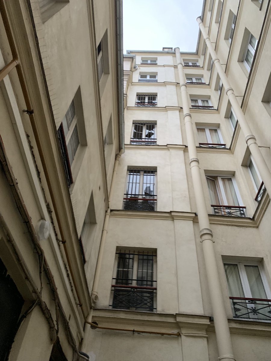 Thomas49T's tweet photo. @seuminho91 En effet... même dans notre cour intérieure https://t.co/qWG55wj19e