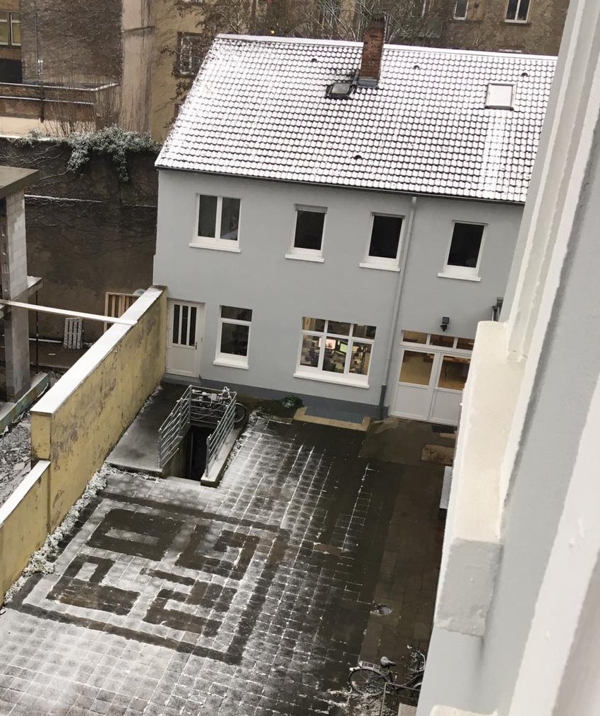 Der Süden Deutschlands versinkt im Schnee! Das merken sogar wir hier in Karlsruhe 😉
Unser neues PONG-Branding im Innenhof der Goethestraße 27 wird aber wohl nur von kurzer Dauer sein...