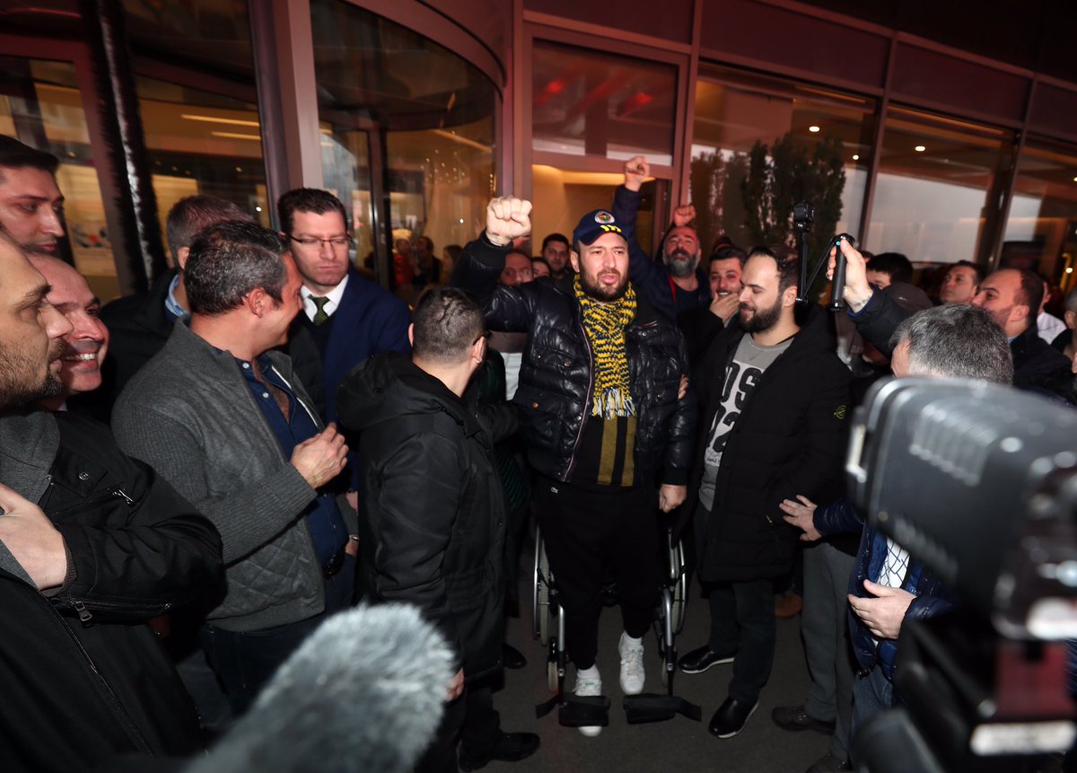 Soner’imiz bugün taburcu oldu.
Kısa sürede tribündeki yerini alman ve Sarı Lacivert’ine kavuşman dileğimizle... 
Seni çok özledik! 💛💙

🔗 bit.ly/2VNpVgD