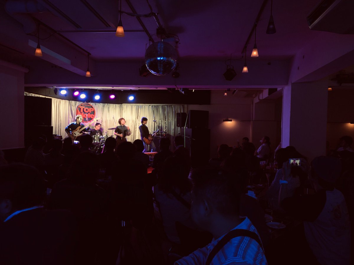Masaru_4edge's tweet photo. 今宵は、いつもスタジオを使ってくれるオトヤキミノイズのライブを観に那覇市TopNoteへ✨
会場満席満杯♪すげー！！
しかも飲み放題ときた💖🍻美味し♪
#オトヤキミノイズ https://t.co/qpluOr2Pyq