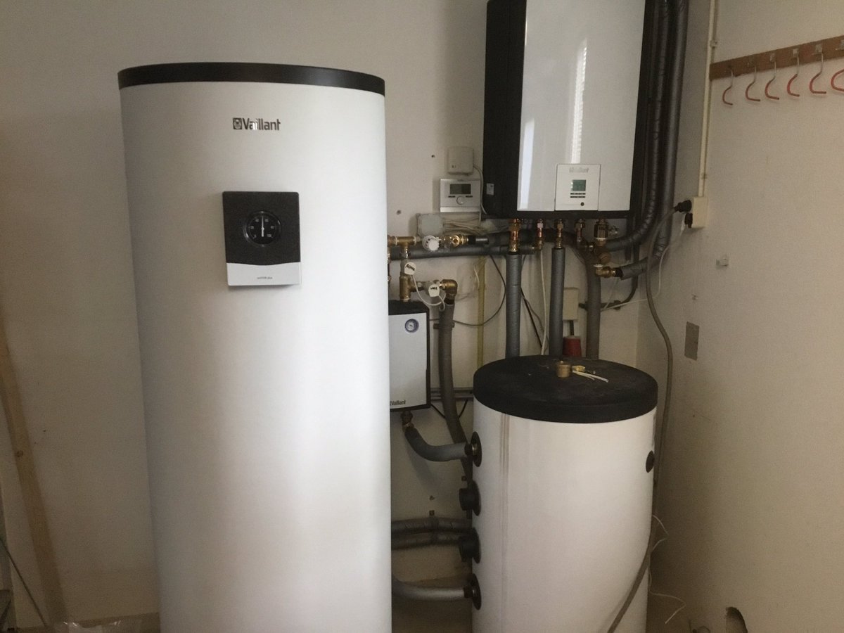 DijksterhuisRG's tweet photo. Wij draaien sinds deze week op een warmtepomp. Na wat afstellen en finetuning het huis en aangrenzende mantelzorgwoning mooi op temperatuur. Uitstekend werk van @InstallWielinga uit #DeFalom !
Binnenkort de zonnepanelen op het dak. https://t.co/FYRN6NPqCZ