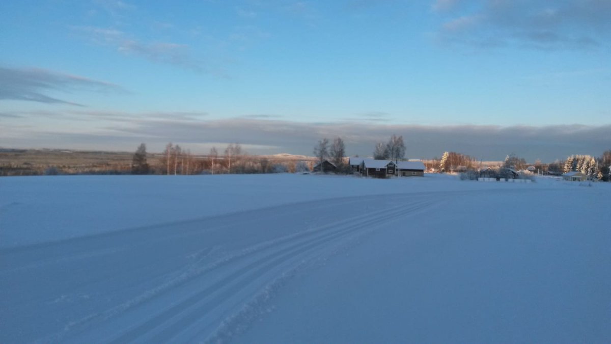 Skiing tracks in Selkie have been groomed this morning by <a href="/SelkienSisu/">Selkien Sisu</a> #welcome #selkievillage #kontiolahti #northkarelia #skiing #joensuu #mustavaara #snowchange #snowy