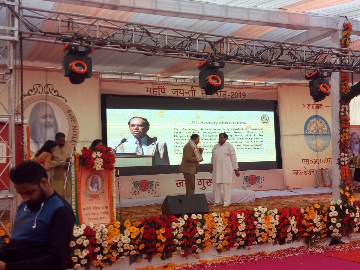 NCRKHABAR's tweet photo. महर्षि महेश योगी जयंती पर डॉ अनुराग श्रीवस्तब HOD Aims को सम्मानित करते हुए इस आर एम फॉउंडेशन के प्रकाश श्रीवास्तव 
#maheshyogijayanti2019 #NCRKhabar https://t.co/up0dgRoTWu