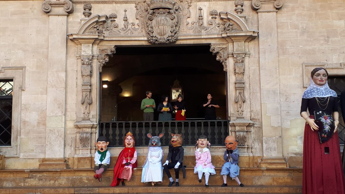 ajuntpalma's tweet photo. #SantSebastia2019 

👏👏👏👏Els protagonistes de #MainevaaCiutatIB3,  @estherlopz @MariaBauca i Josep Orfila, al pregó de #Palmadefesta

 #noipunt #Palmamenors00 @toninoguera @evafrade https://t.co/2YnELh5VEq