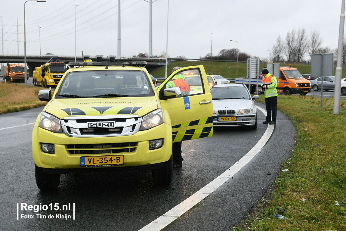 U ziet het wel eens; rode kruizen, politieauto's schuin op de weg. Dat houdt dus in dat de weg écht dicht is. Dat snapt niet iedereen op de A4 - deze meneer wilde er graag wél door.