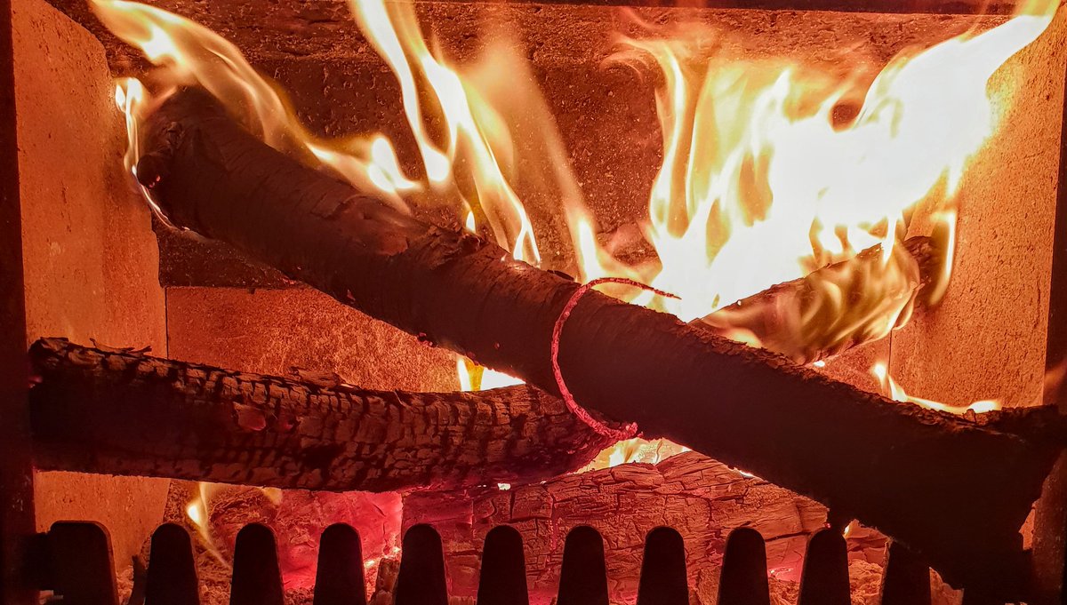 StephenAHenry's tweet photo. When the central heating malfunctions (read fecked).
There's only thing for it.
A real fire #brammer #beazer #acebars https://t.co/ZOH0ik5Ddw