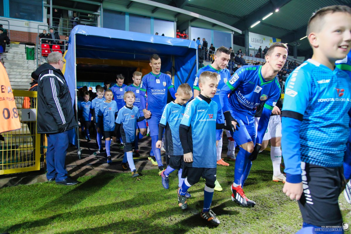 MiedzLegnica's tweet photo. Znamy kadrę Miedzi na zgrupowanie w Turcji! Do rundy wiosennej @_Ekstraklasa_ nasza drużyna będzie się przygotowywać w 24-osobowym składzie.
➡️ https://t.co/vPpfVRBOfm https://t.co/tlVNideGaW