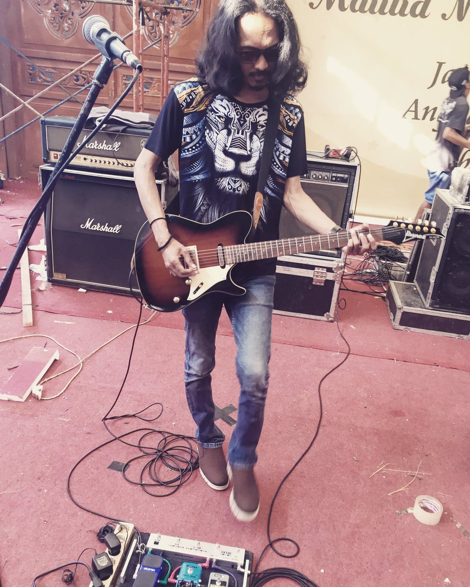 j0_doe's tweet photo. Soundcheck Semarang. #guitar #guitarist #ibanez #ibanezfr #valetonpedals #valetondapper #valetonsurgeep1 #electroharmonix #lpb1 #nuxpedals #nuxmodcore #rolandjazzchorus #serojaentertainment https://t.co/fgvwlwfLj9