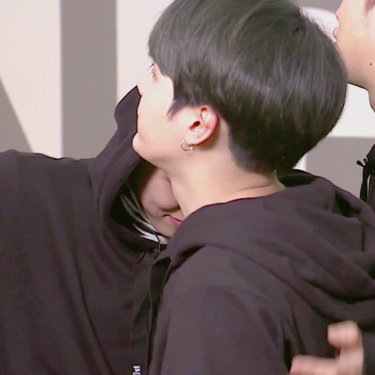 Suga и чимин. Мин юнги и чимин. Фото ревнивого юнги. Фотографии чимина с теаном с песни вместе пели. Bts yoonmin.